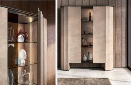 Vitrina | DUNE su medinėmis lentynomis Vitrina | DUNE su medinėmis lentynomis