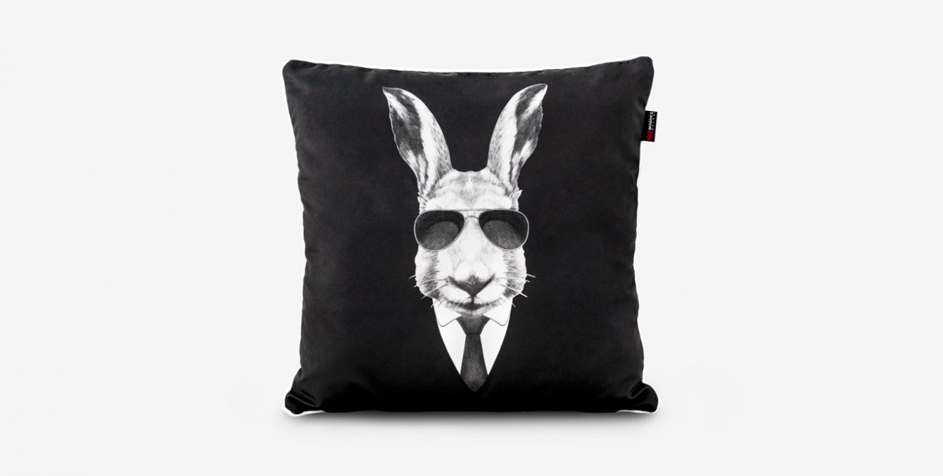 pagalves-dekoratyvine-pagalve-rabbit-in-black-1