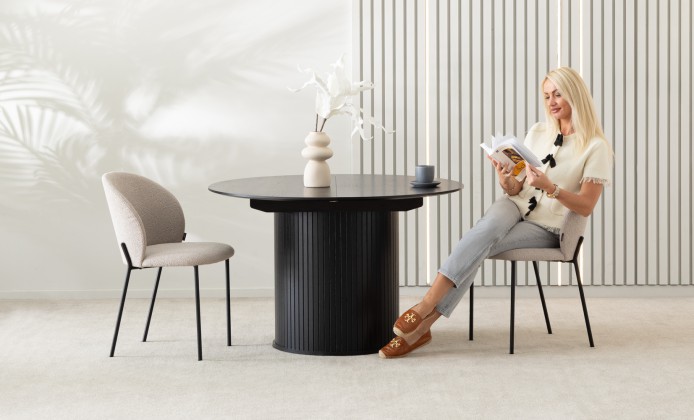 riva-stalas-juodas-interjere-su-vita